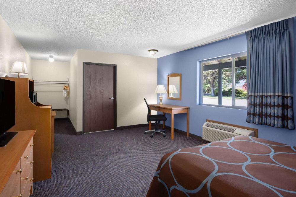 Queen Room with Mobility/Hearing Access - Non-Smoking interior